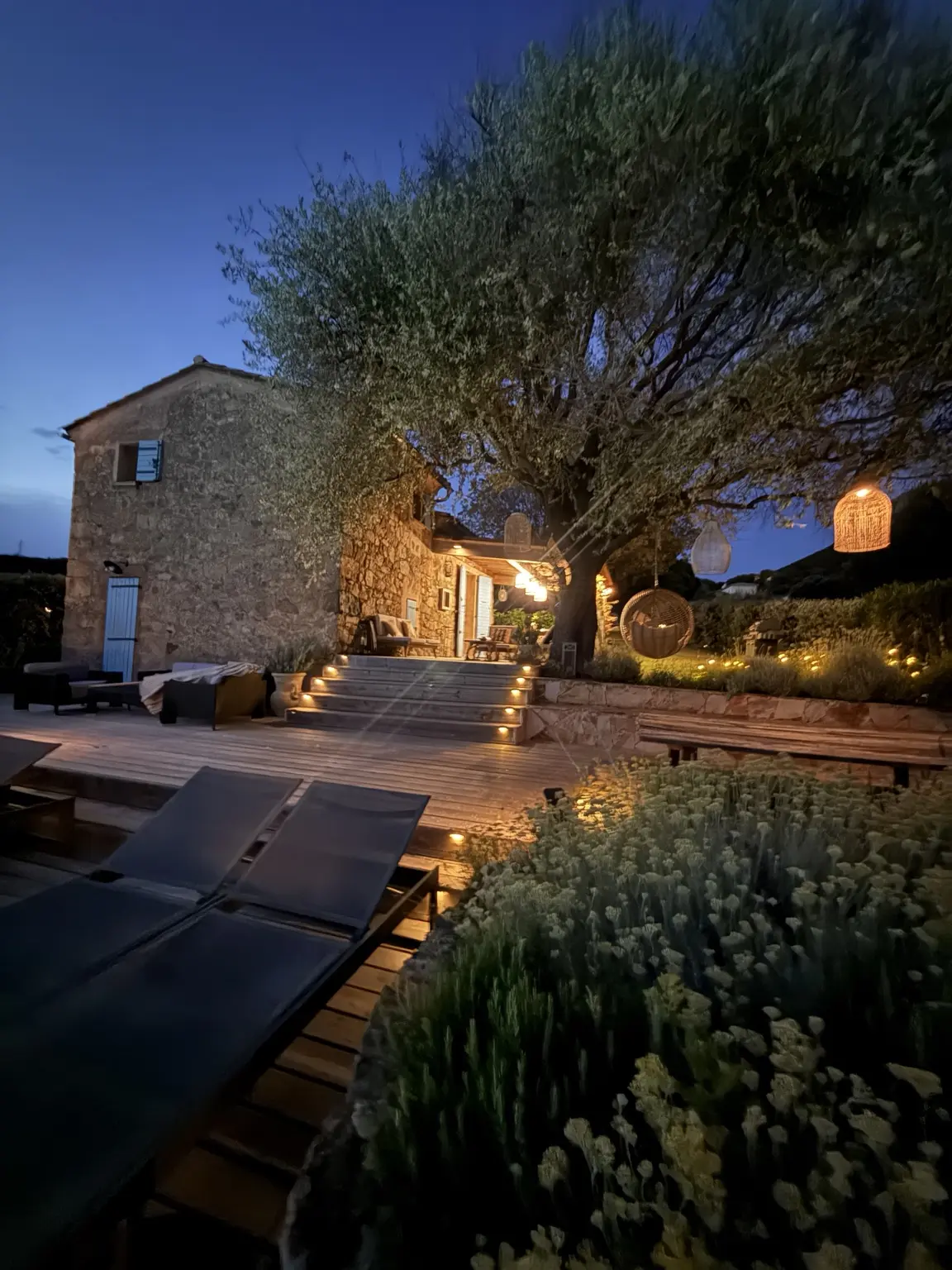 La Bergerie et ses terrasses éclairées le soir