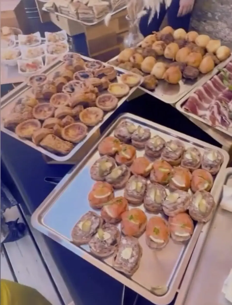 Buffet salé préparé par un traiteur