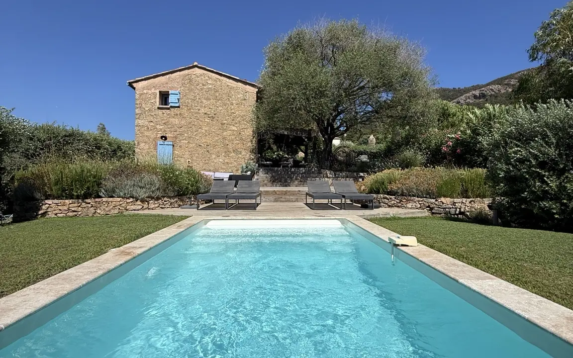 Vue extérieure de La Bergerie de l’Alivettu avec piscine privée chauffée à Alata