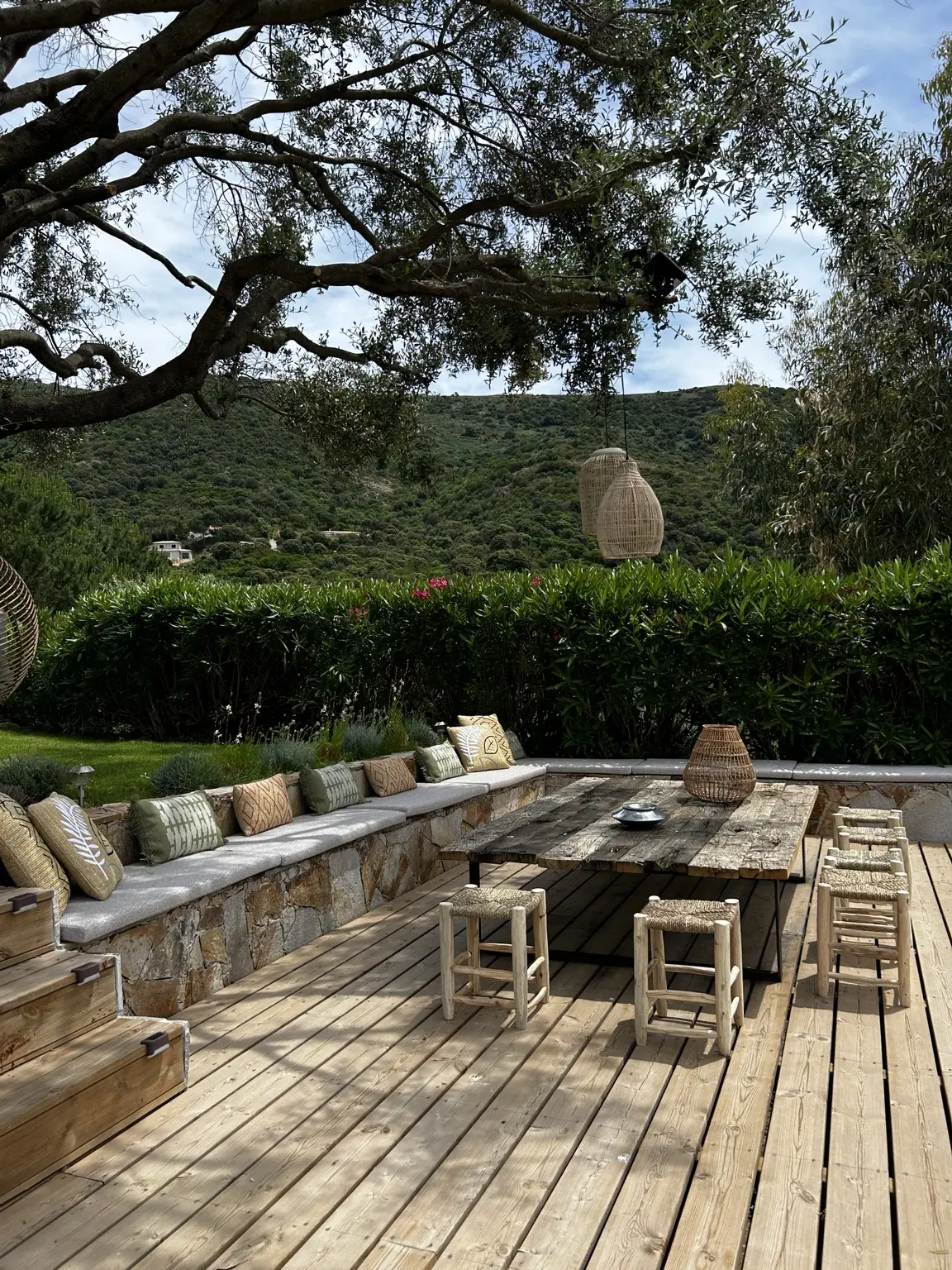 Grande terrasse en bois avec vue sur les reliefs près d’Ajaccio