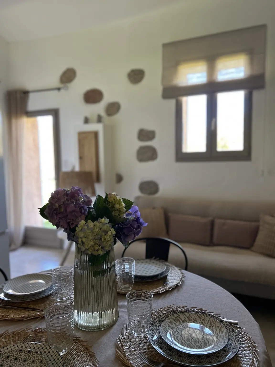 Table dressée dans la pièce de vie de la location de vacances