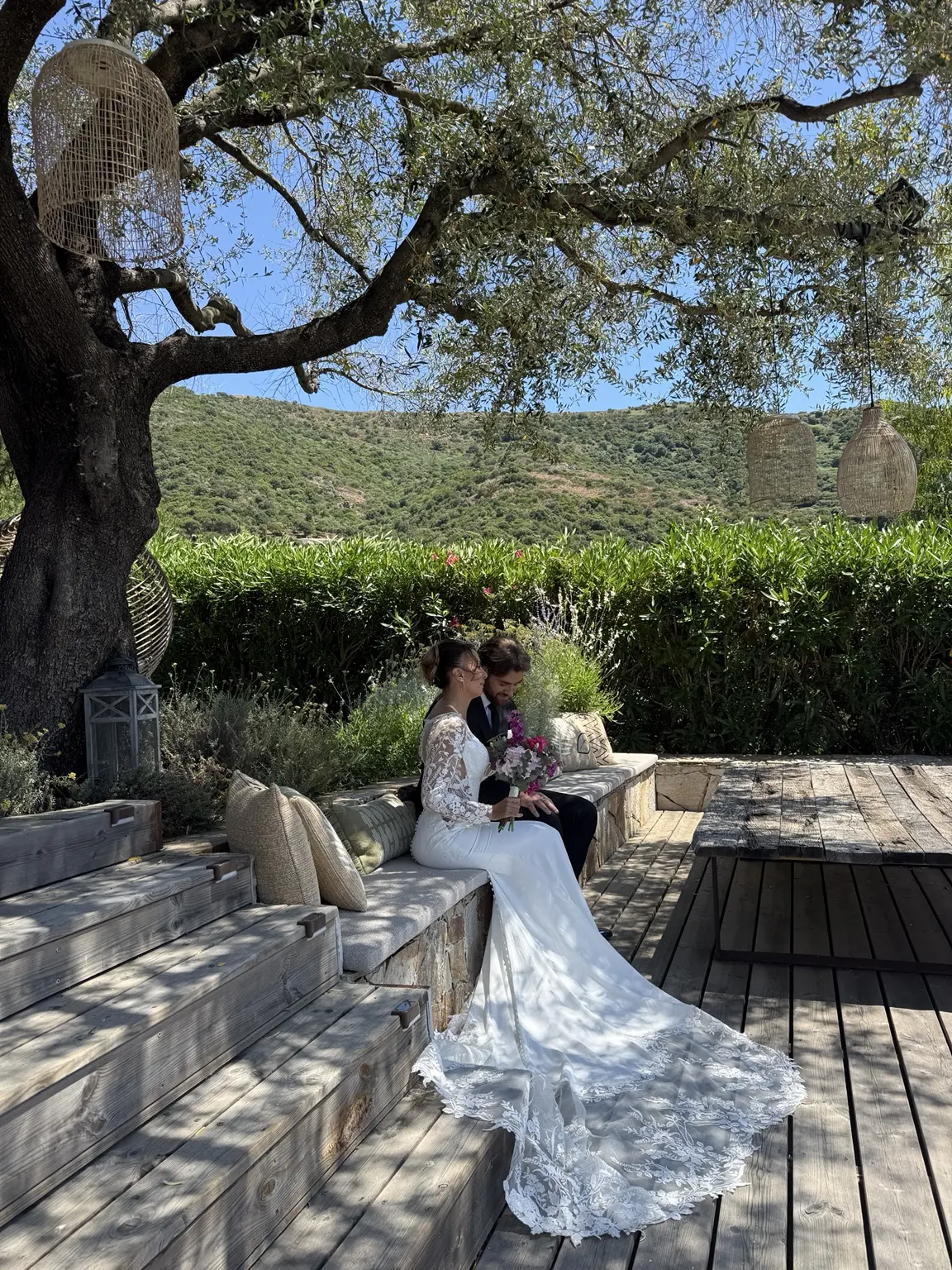 Un couple de mariés installé sous l’olivier centenaire