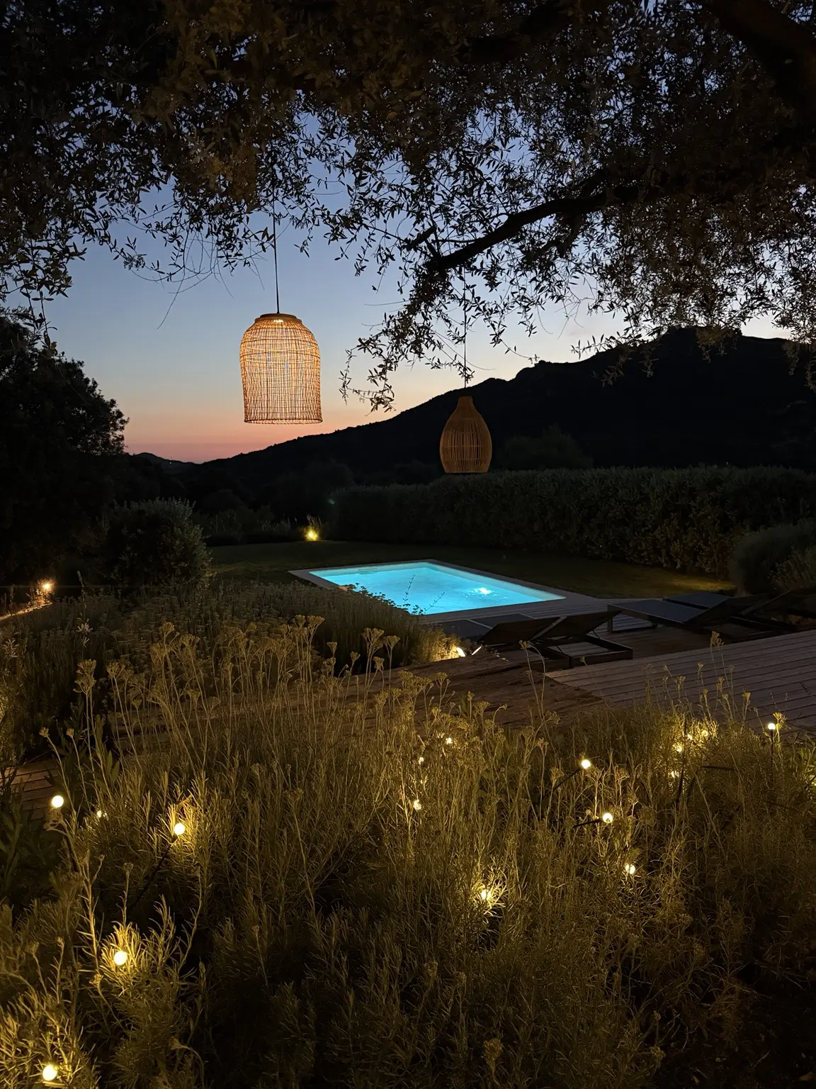 Piscine illuminée au coucher du soleil