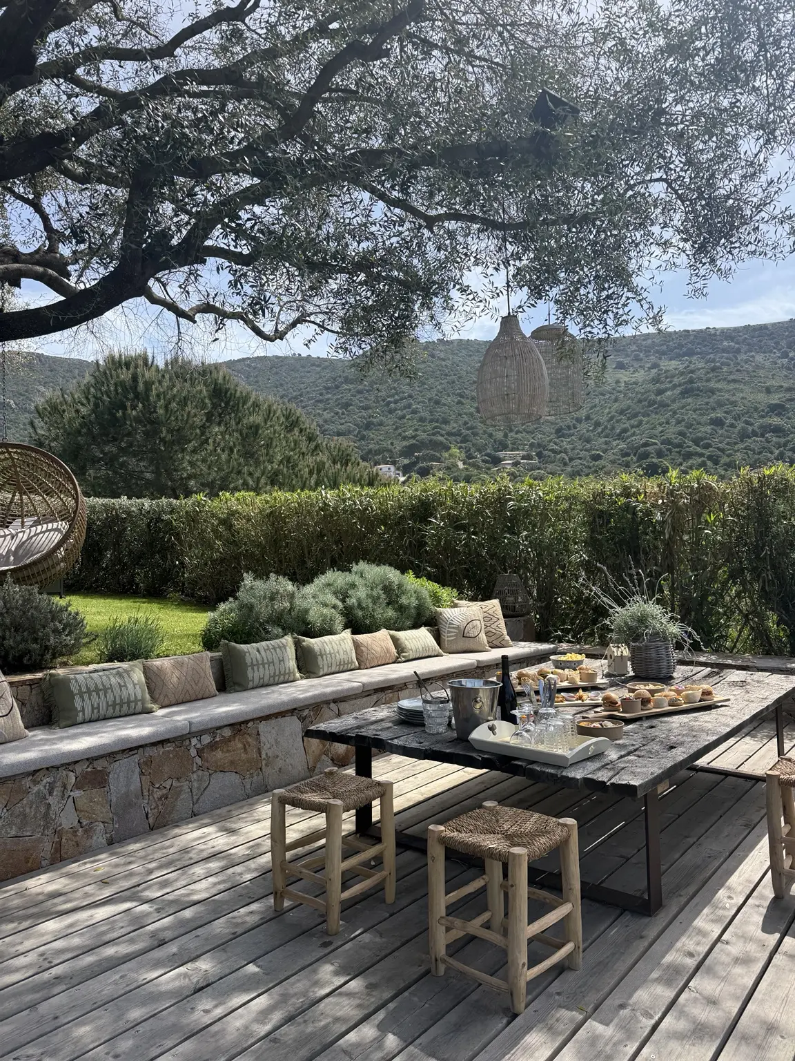 Réception préparée sur la terrasse face aux collines