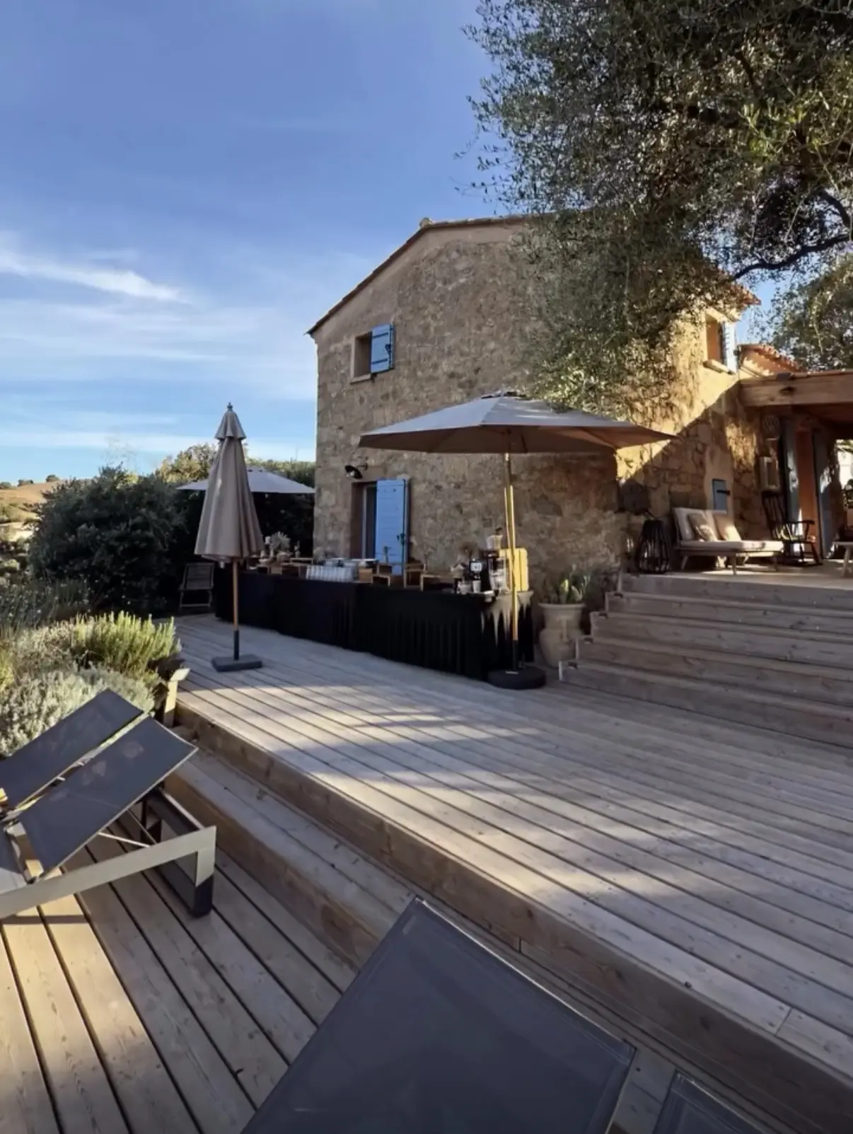 Terrasse préparée pour une réception à la Bergerie