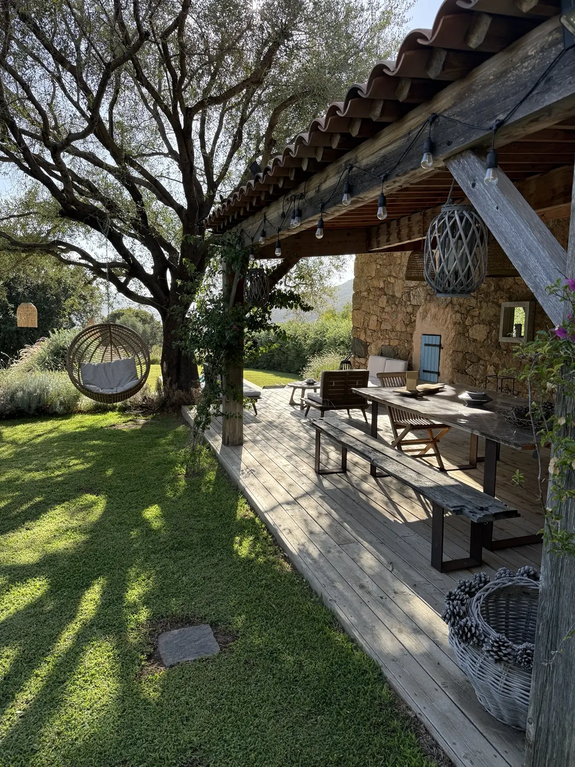 Terrasse en bois aménagée sous l’olivier centenaire