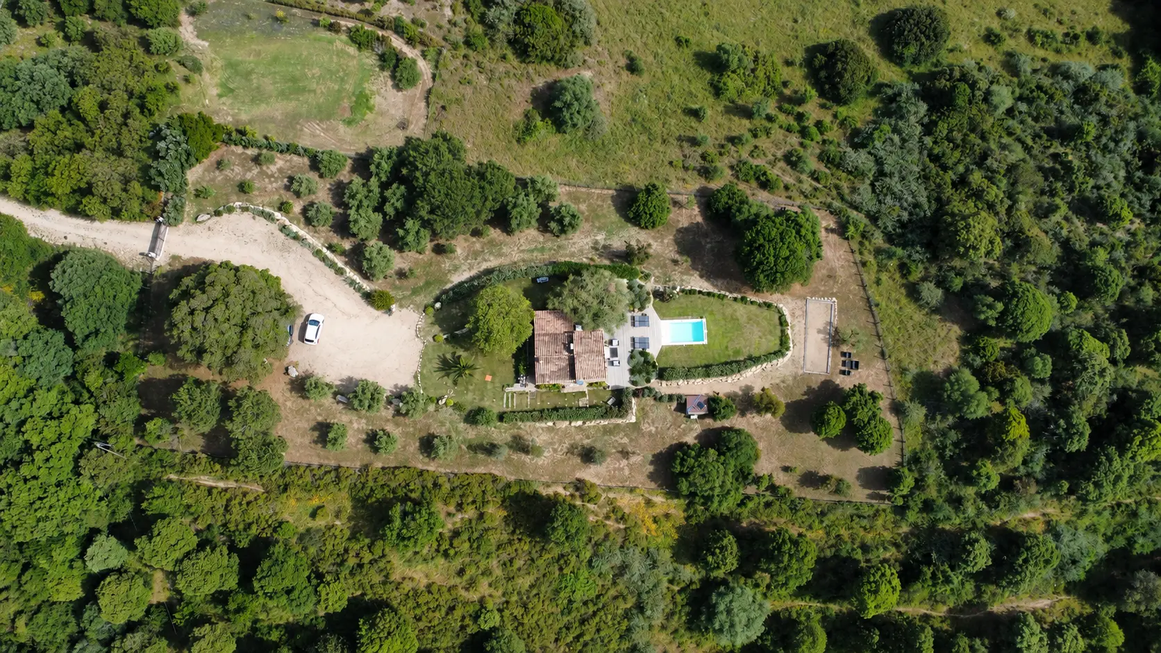 Vue aérienne de la propriété, de la piscine et du jardin